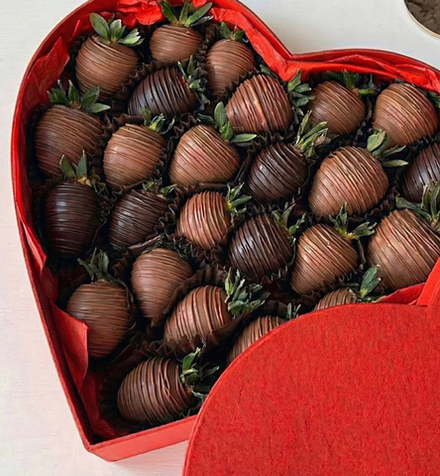 Полуниця у чорному та молочному шоколаді у коробці серце