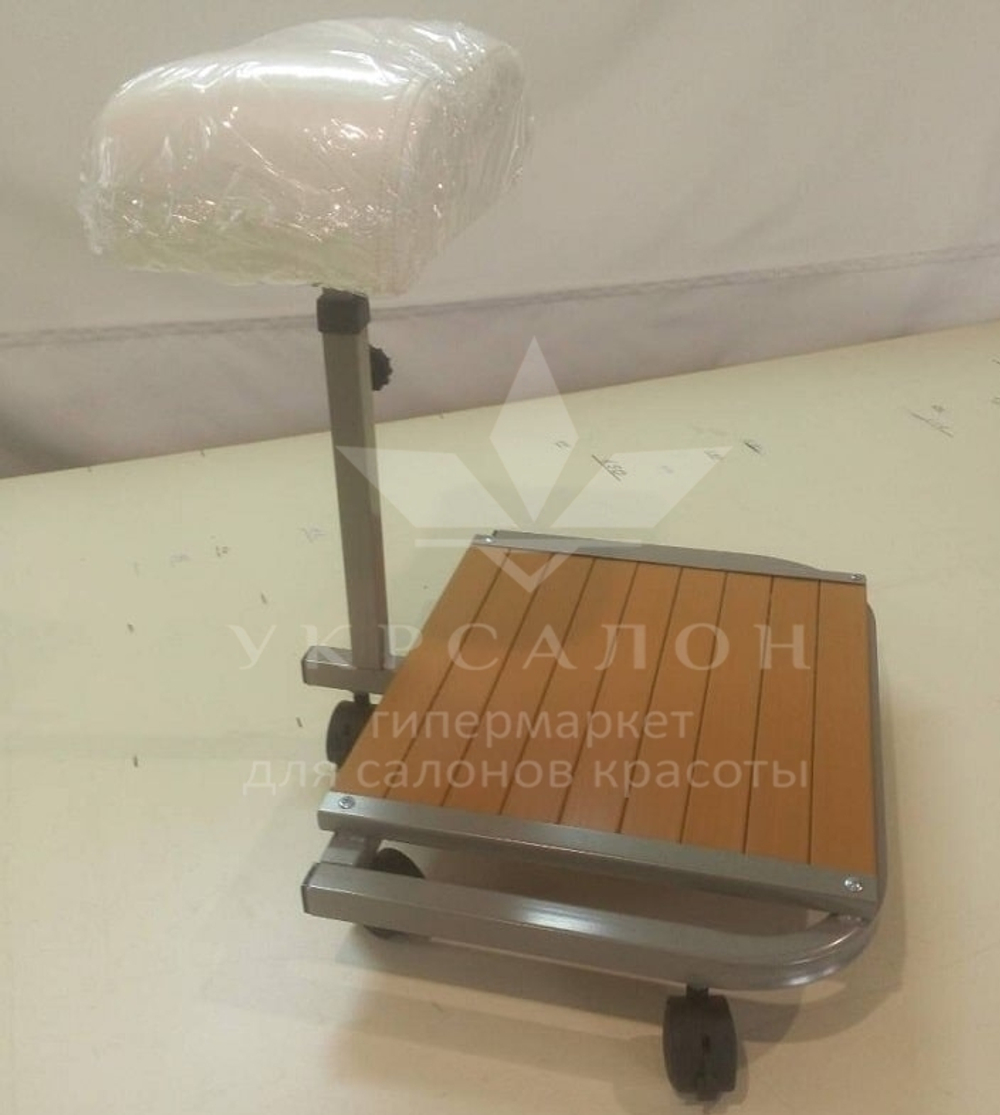 Складна підставка для педикюру з місцем під ванночку