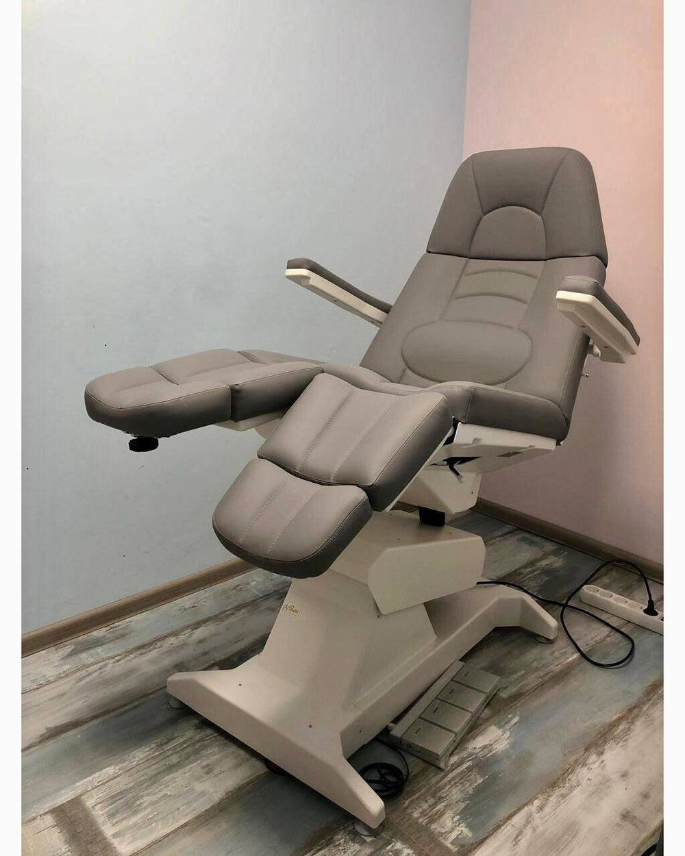 Педикюрно-косметологическое кресло FUT-PROFI-2