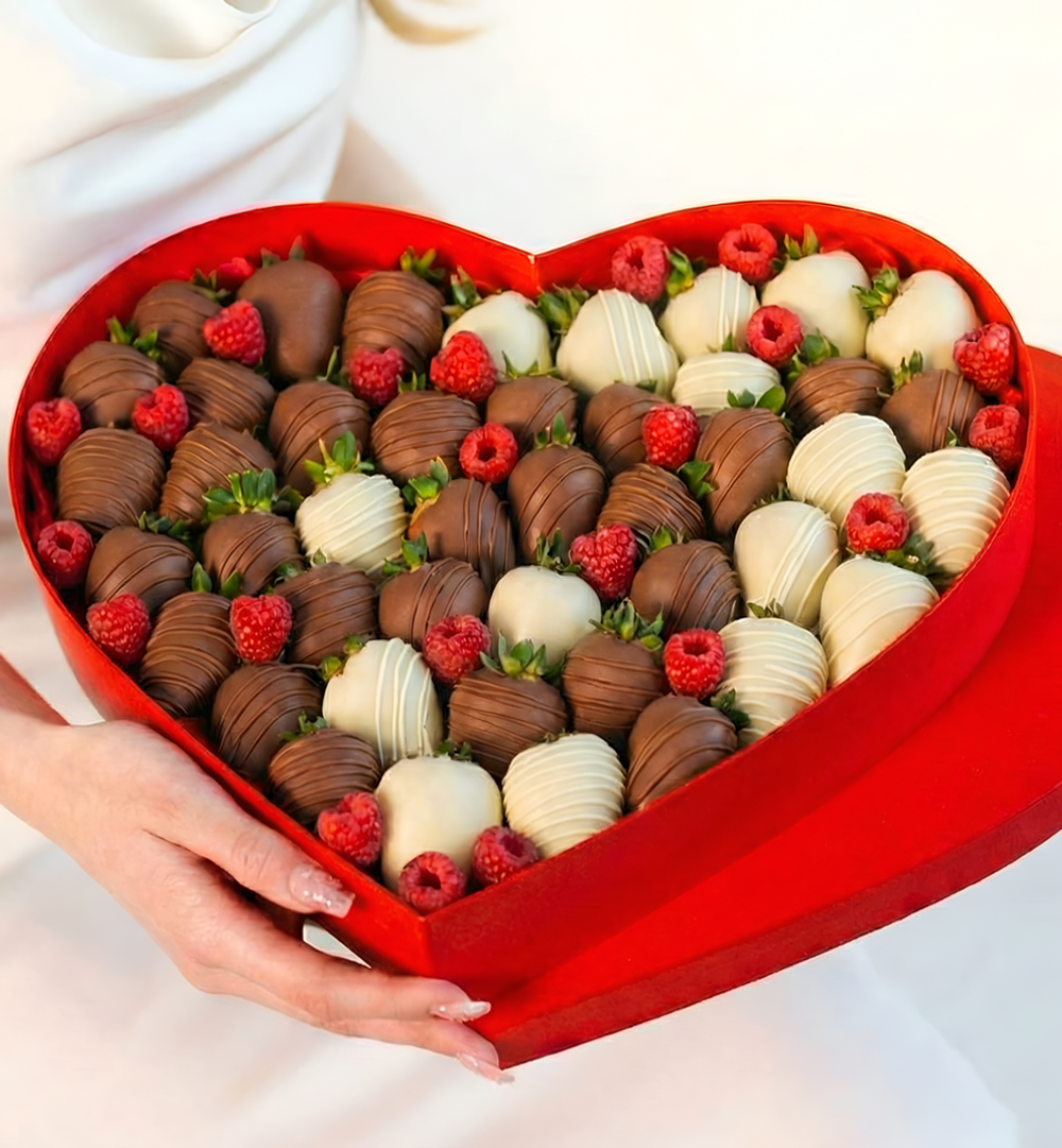 Полуниця у молочному та білому шоколаді з малиною у преміум коробці серце