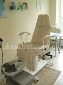 Педикюрно-косметологічне крісло кп-3 c підставкою