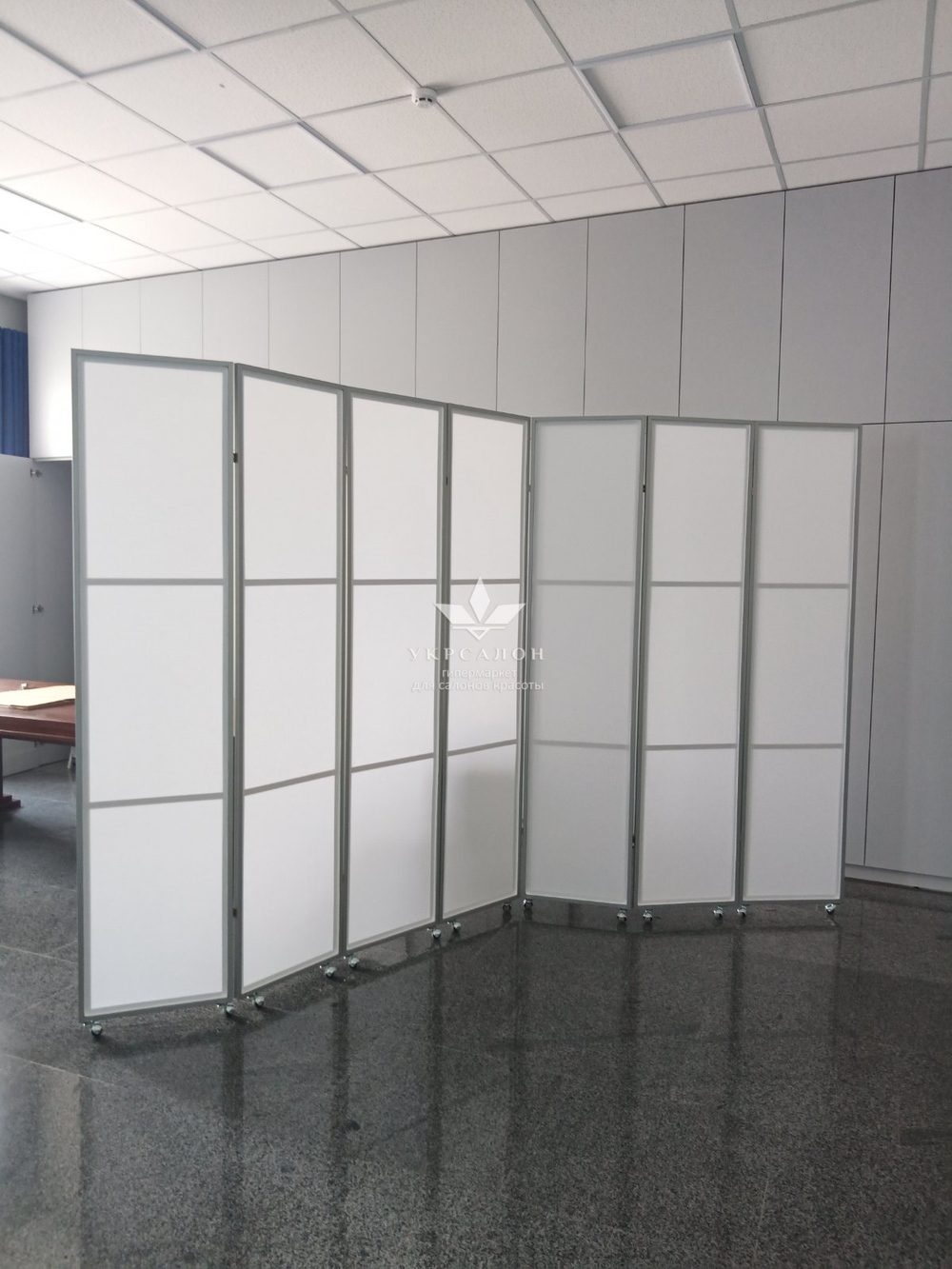 Ширма с серебристой рамкой