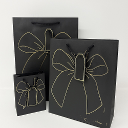 Набор подарочных пакетов с золотым бантом на чёрном фоне — 3 штуки