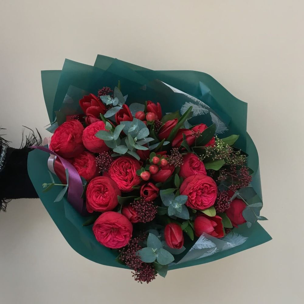 Червоний букет з піоновидних троянд Red Piano (Ред Піано), Червоні троянди та червоні тюльпани