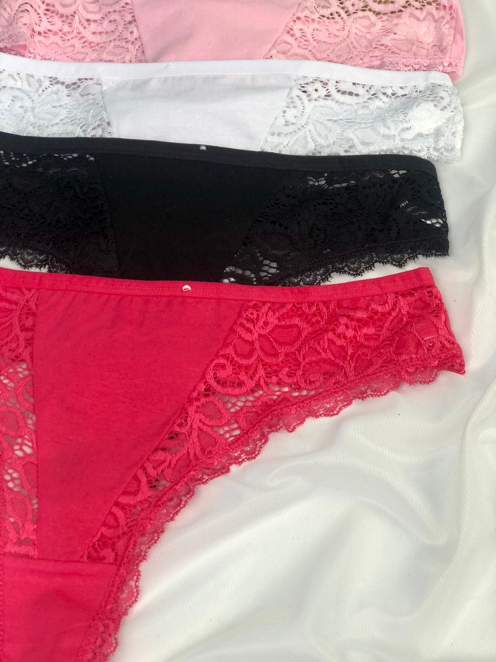 Стрінги з мереживними вставками