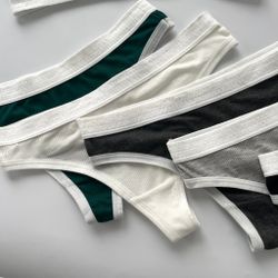 Зручний комплект з вирізом на топі