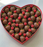 Полуниця у молочному шоколаді з малиною у коробці серце
