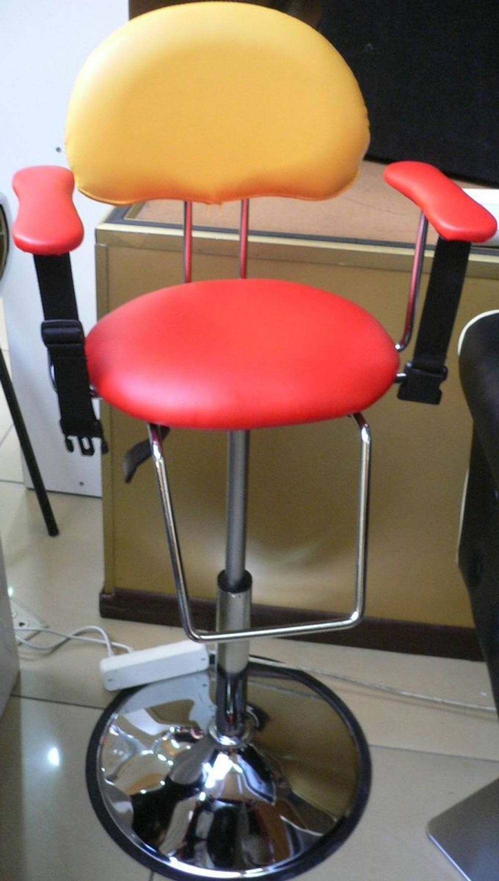 Крісло перукарське дитяче ZD-2100