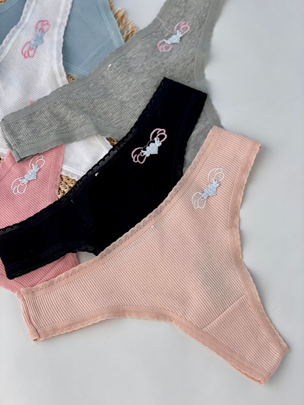 Стрінги з нашивкою