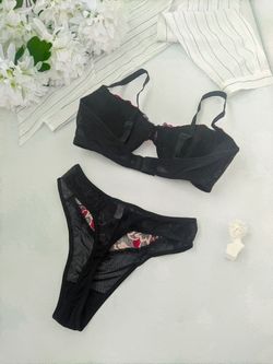 Комплект с вышивкой