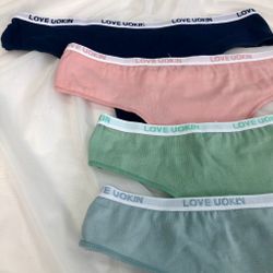 Гладнькі стрінги з написом на резинці