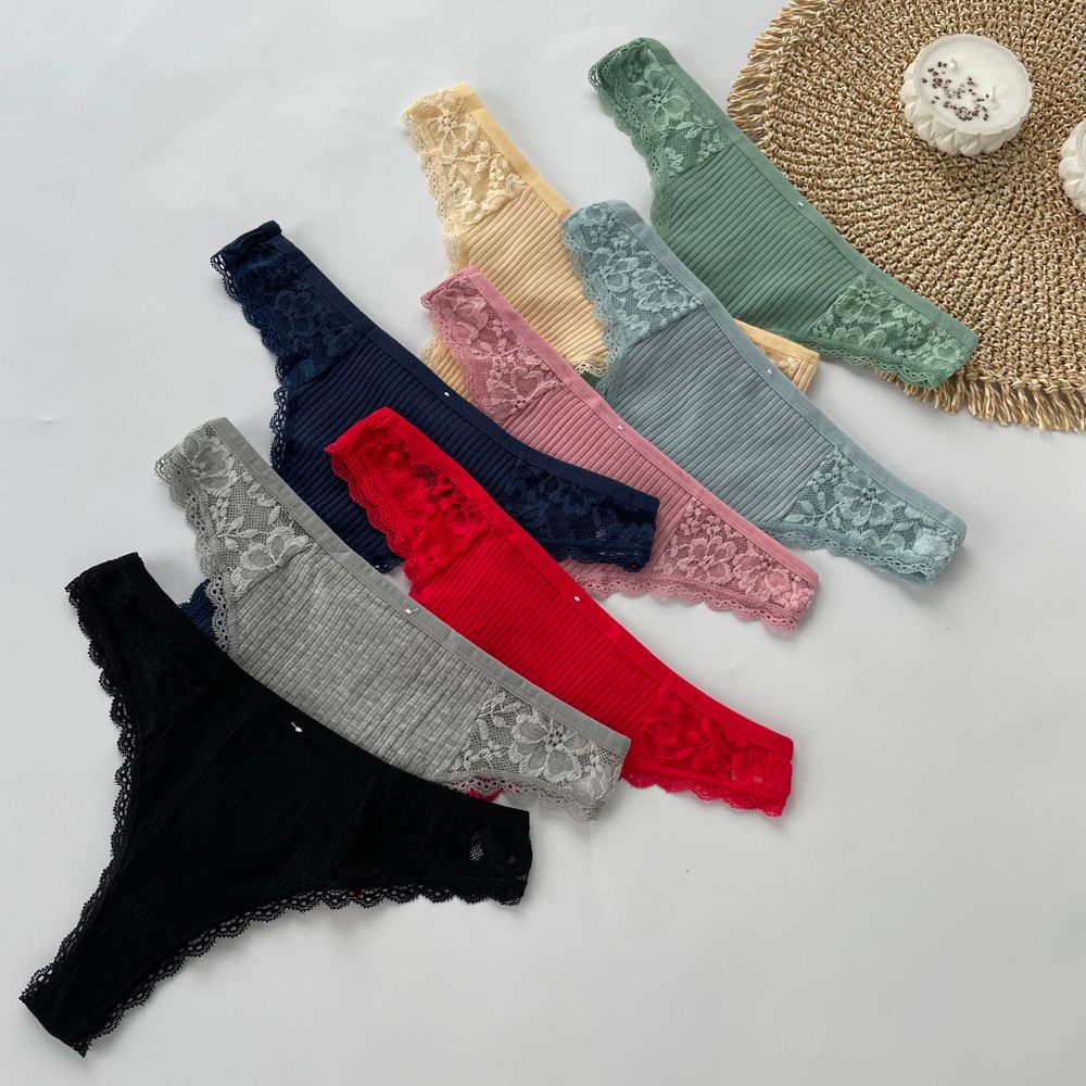 Стрінги в рубчик з ажурними вставками