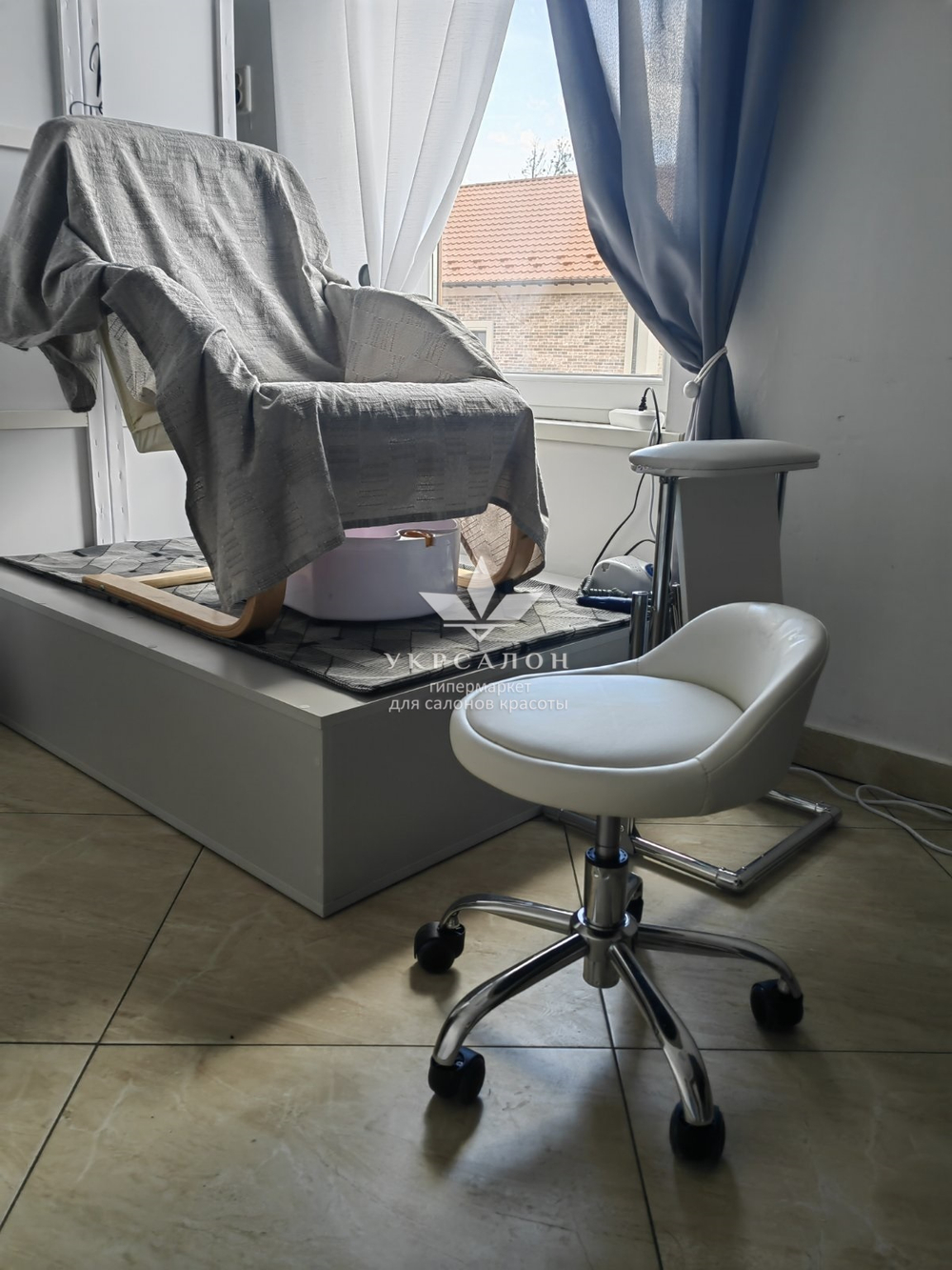 Стільчик майстра педикюру 348