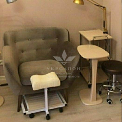 Складна підставка для педикюру з місцем під ванночку