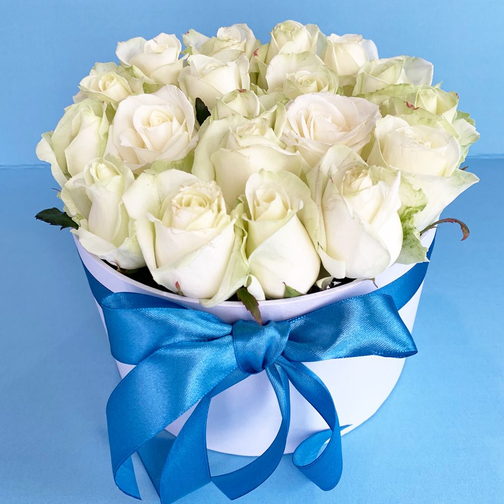 Белые розы в коробке на выписку из роддома