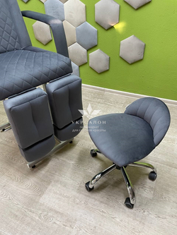 Педикюрне крісло Tertio зі стільчиком для педикюру Rior