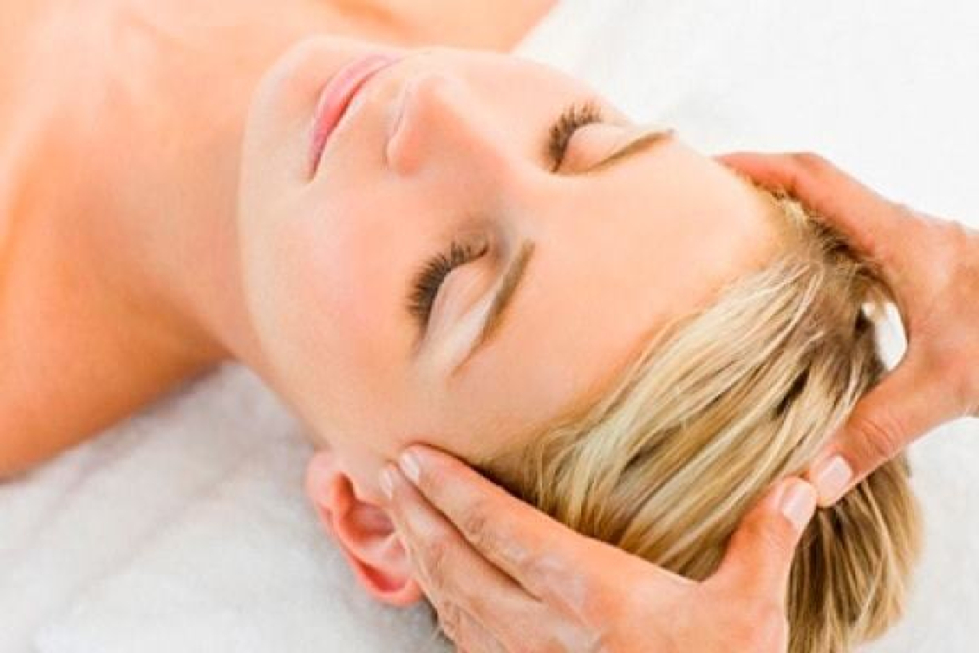 Массаж волос. Массаж головы в салоне. Массаж головы. Массаж головы от выпадения волос. Массаж головы.