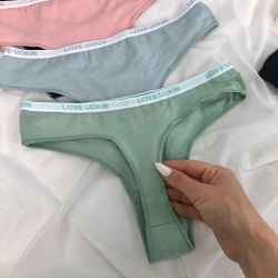 Гладнькі стрінги з написом на резинці