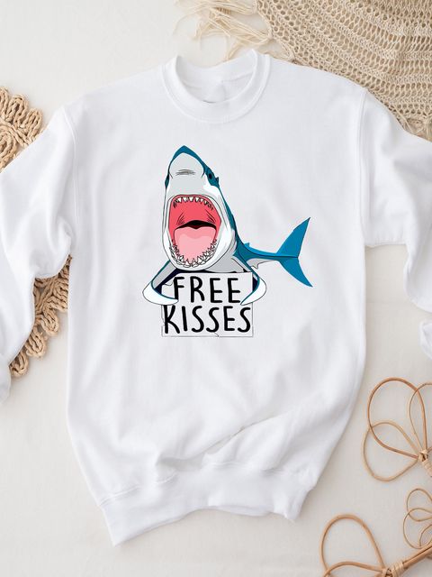 Свитшот женский белый Free Shark Kiss Love&Live фото 1