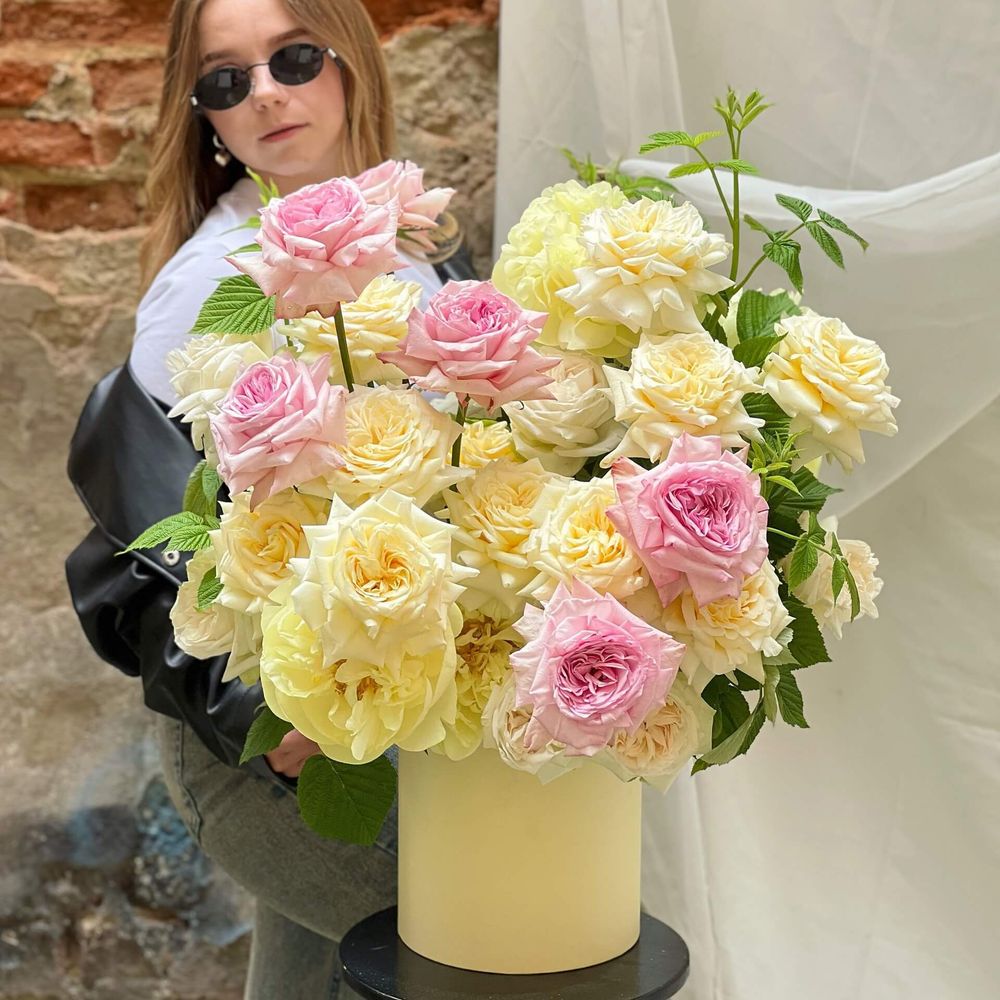 Коробка з квітами «Шампанські очі», Квіти: Троянда піоновидна, Півонія, Малина
