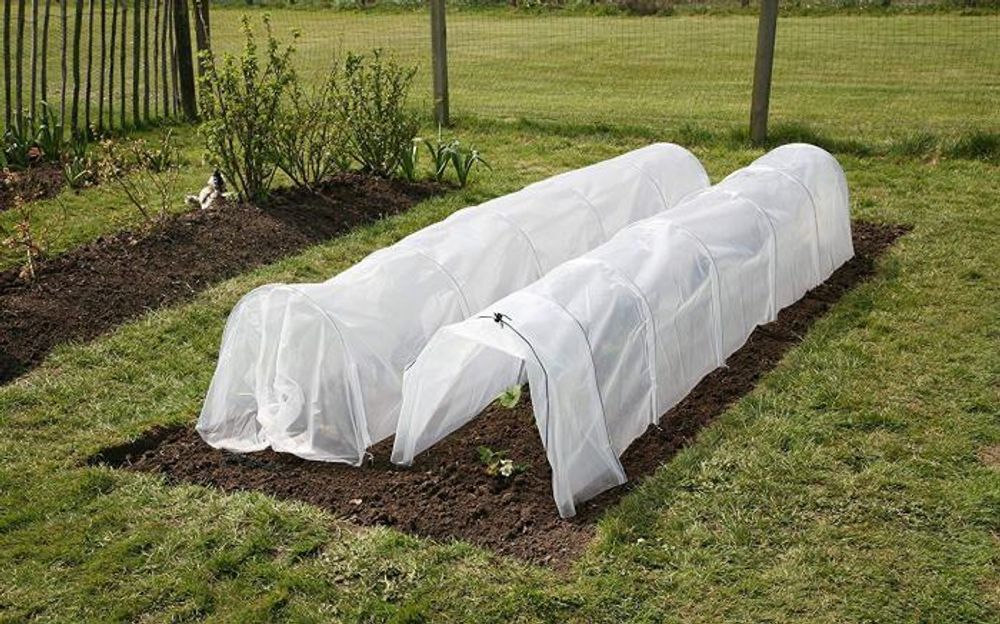 Парник "Гигант" (длинна-3м, ширина-160см, высота-120см,). Плотность 60г/м2.