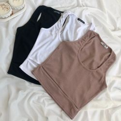 Топ  з вирізом на широких бретелях