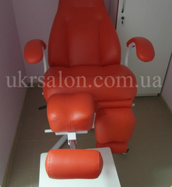Педикюрно-косметологическое кресло КП-5 с подставкой для ванночки