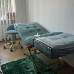 Анатомічна кушетка Tertio 2 Gold для лешмейкерів та бровістів