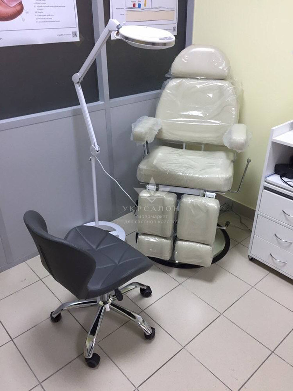 Стул мастера педикюра Paris 2