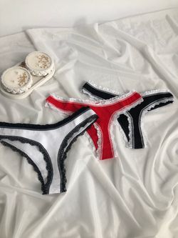 Гладекькі стрінги з мереживною окантовкою