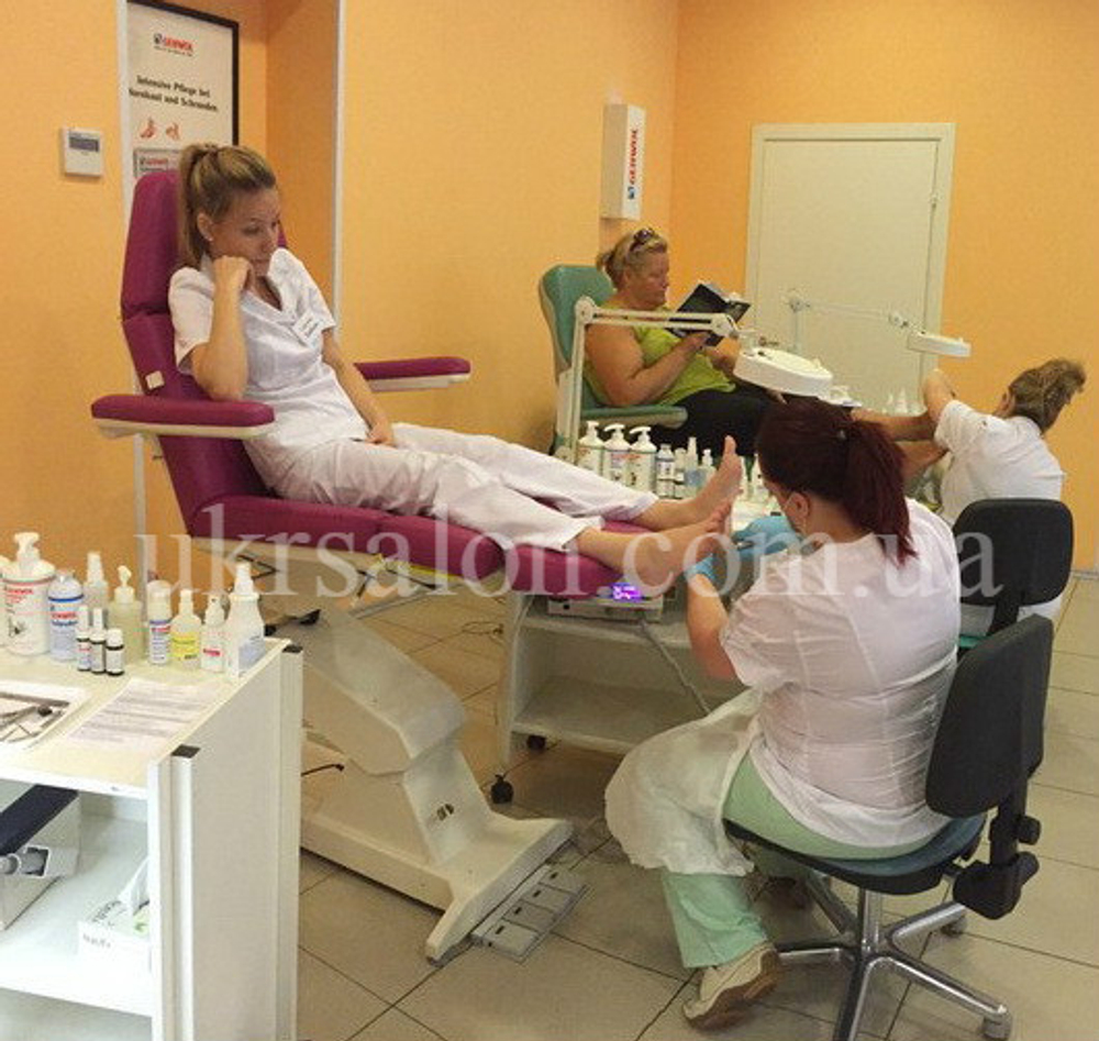 Педикюрно-косметологическое кресло FUT-PROFI-1