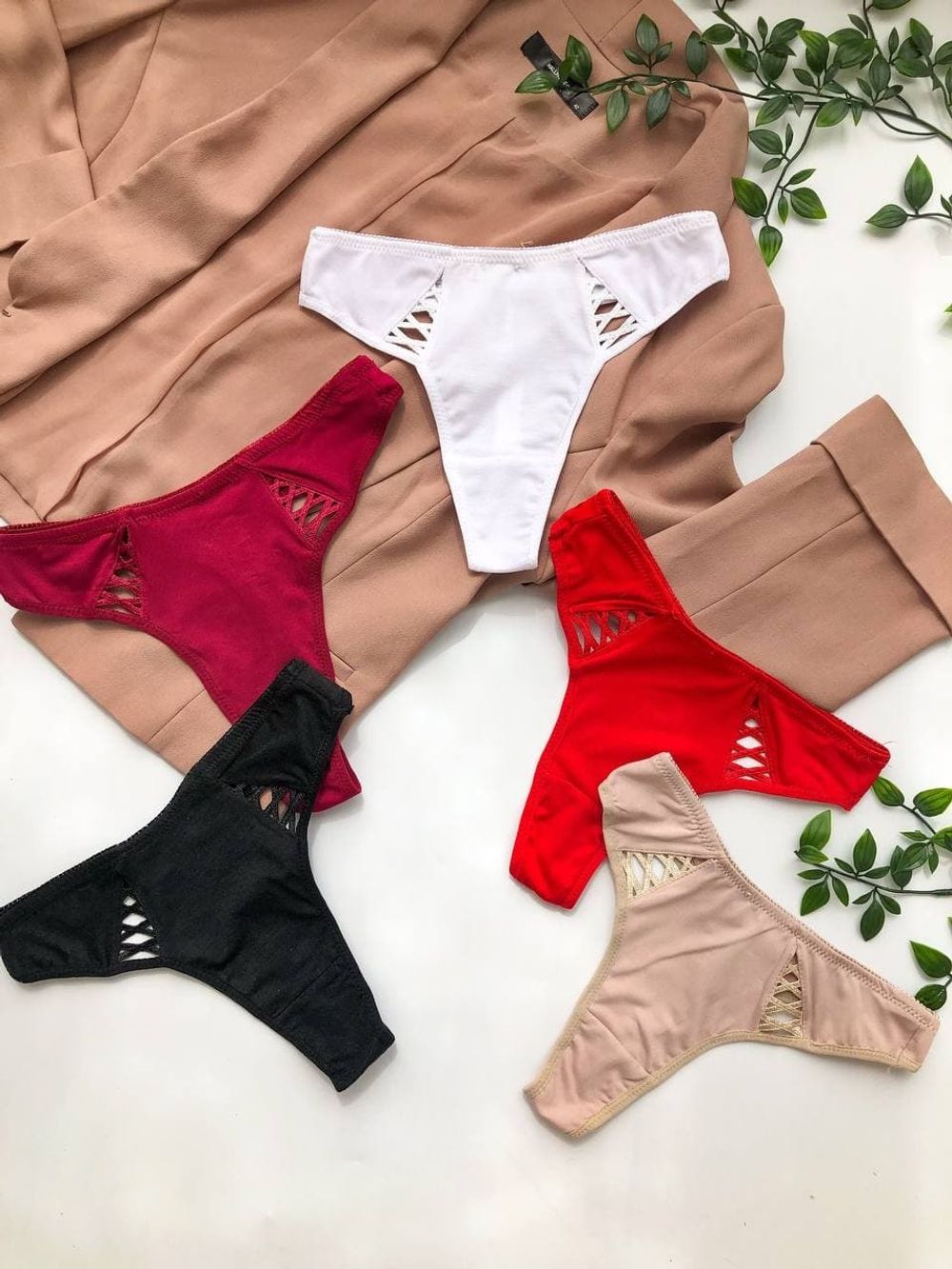 Стринги высокой посадки