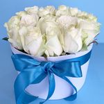 Білі троянди в коробці на виписку з пологового будинку