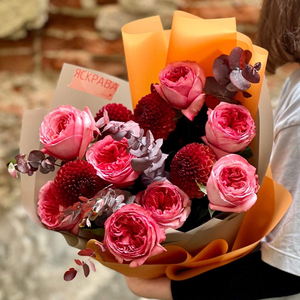 Букет «Вишневий захват», Квіти: Троянда піоновидна, Жоржина, Евкаліпт