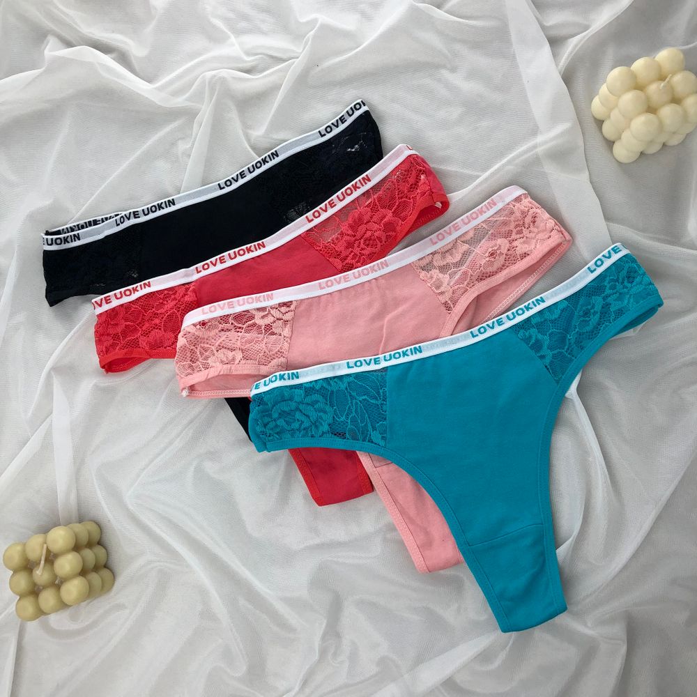 Стрінги з написом на резинці і мереживними вставками