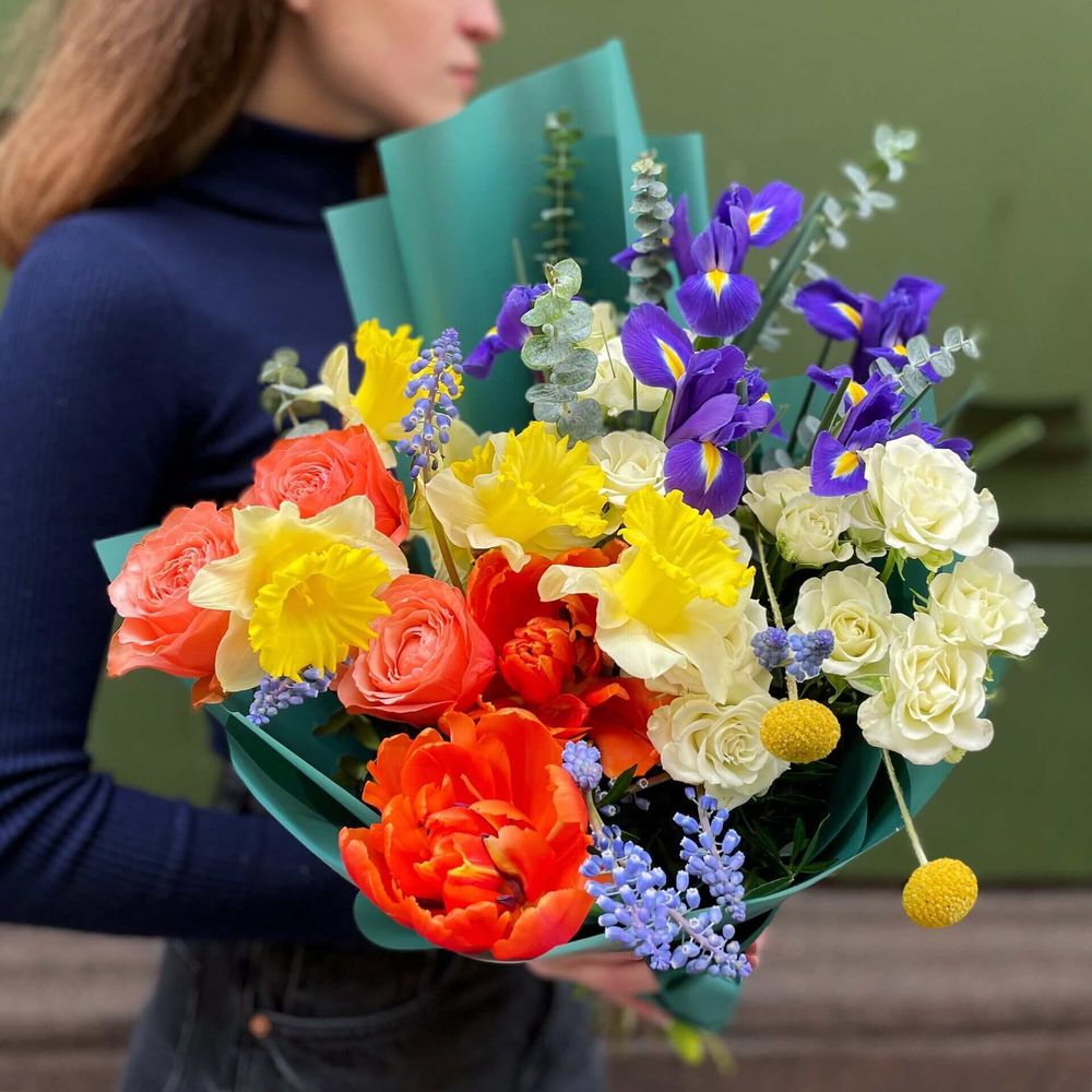 Букет «Сяючий», Квіти: Троянда кущова, Троянда, Тюльпан, Ірис, Краспедія, Мускарі, Евкаліпт, Нарцис