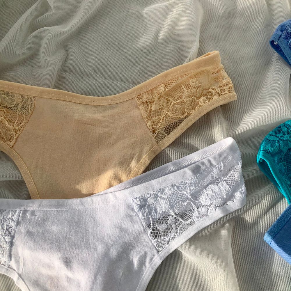 Стрінги з мереживними вставками