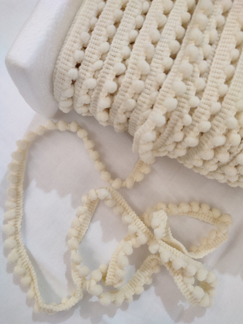 Помпоны на тесьме (5 мм)