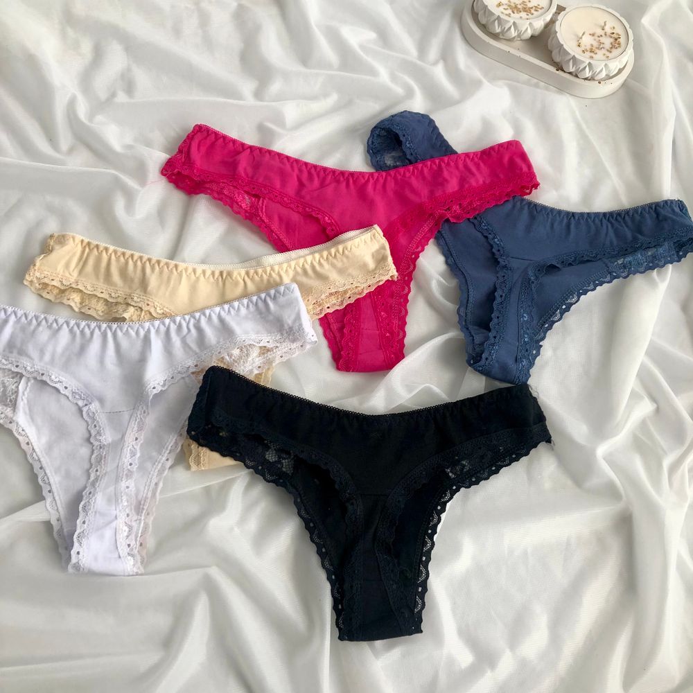 Стрінги з мереживними вставками по боках