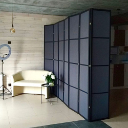 Ширма в темной раме классическая