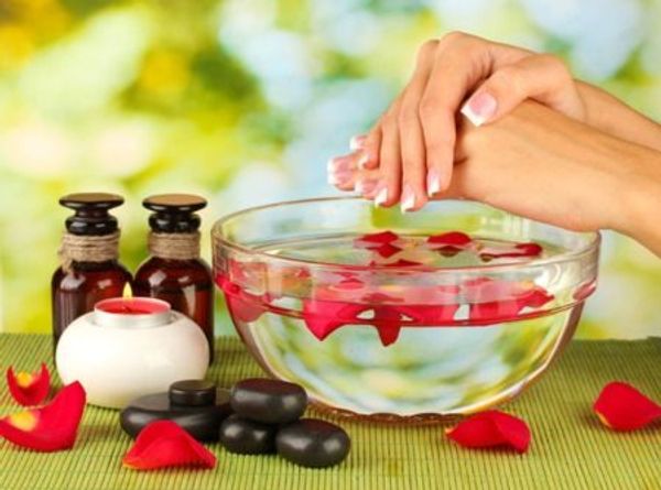 Народні рецепти по догляду за жіночими руками
