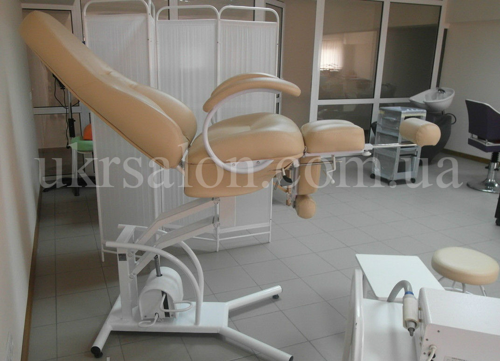 Педикюрно-косметологическое кресло КП-5 с подставкой для ванночки