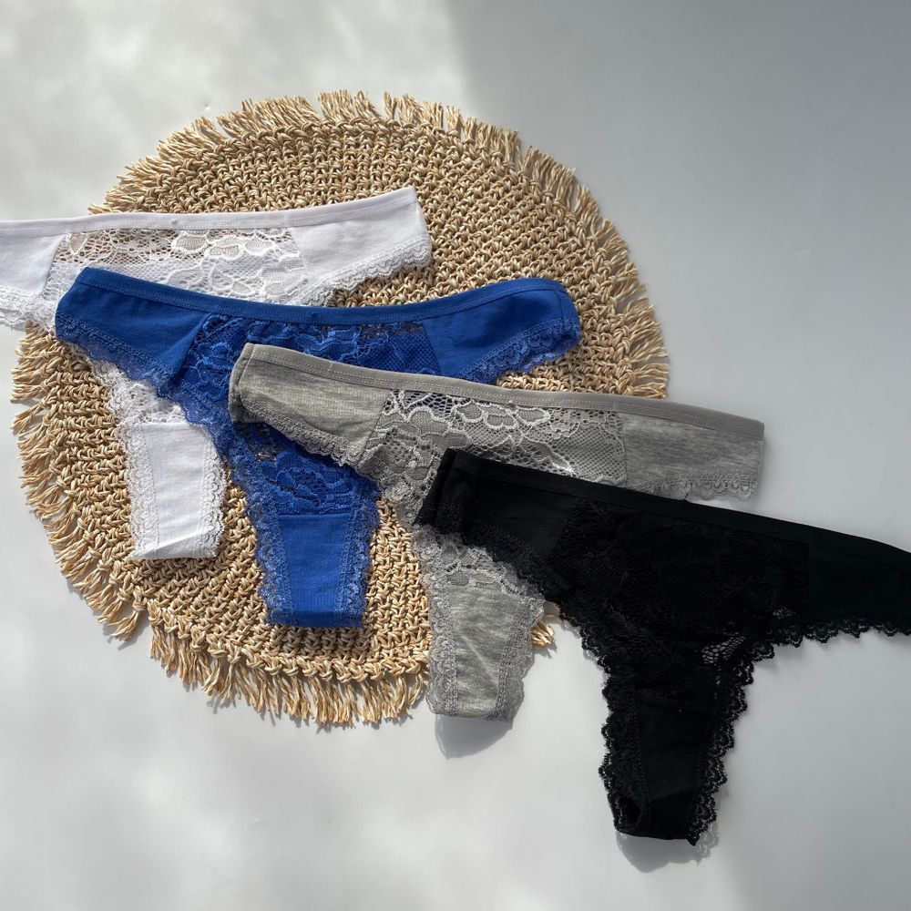 Стрінги з мереживом в центрі