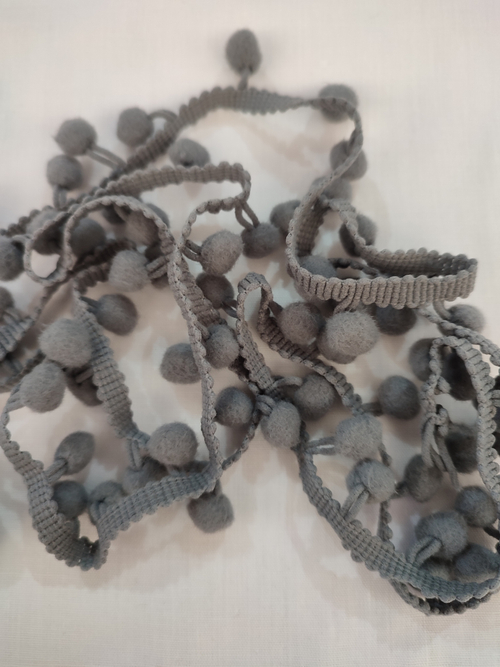 Помпоны на тесьме (1 см)