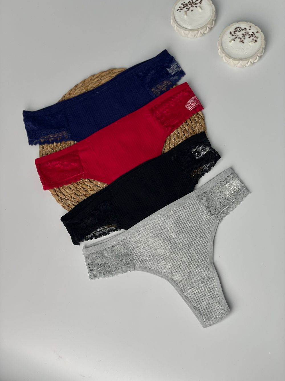 Комфортні стрінги в рубчик з мереживом