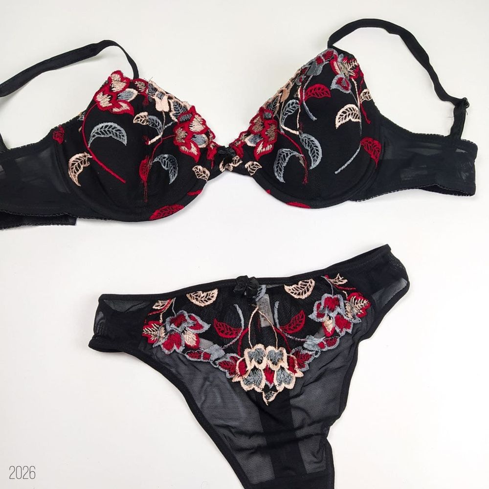 Комплект с вышивкой