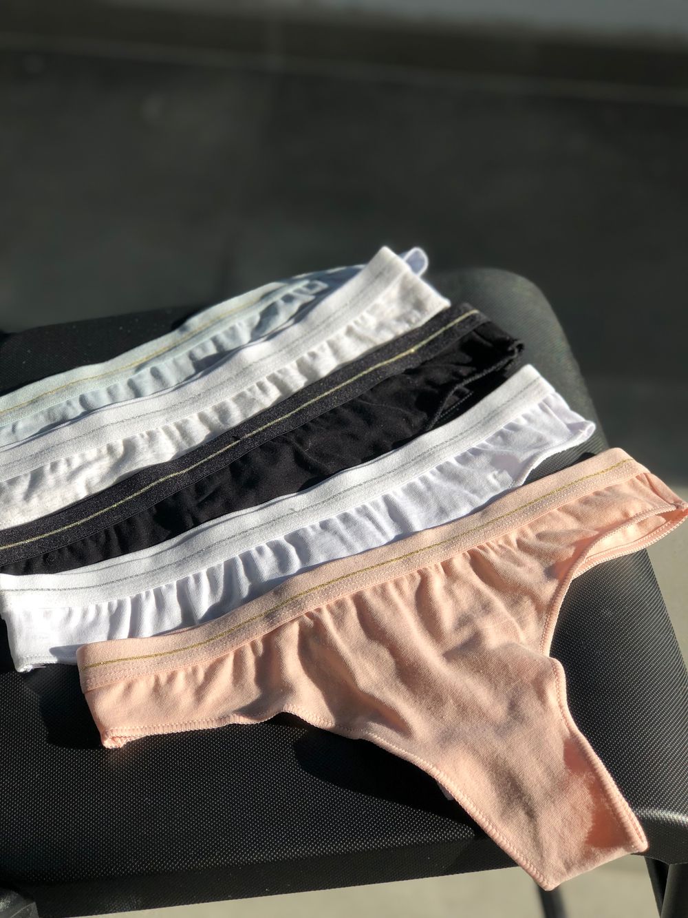 Стрінги з блискучою вставкою