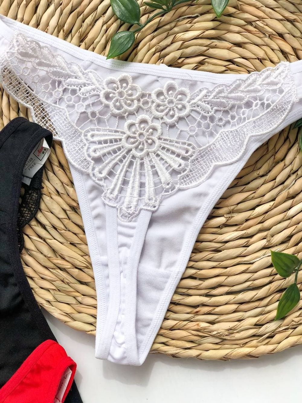 Стриги с кружевом с зади