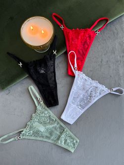 Стрінги з мережива на лямочках