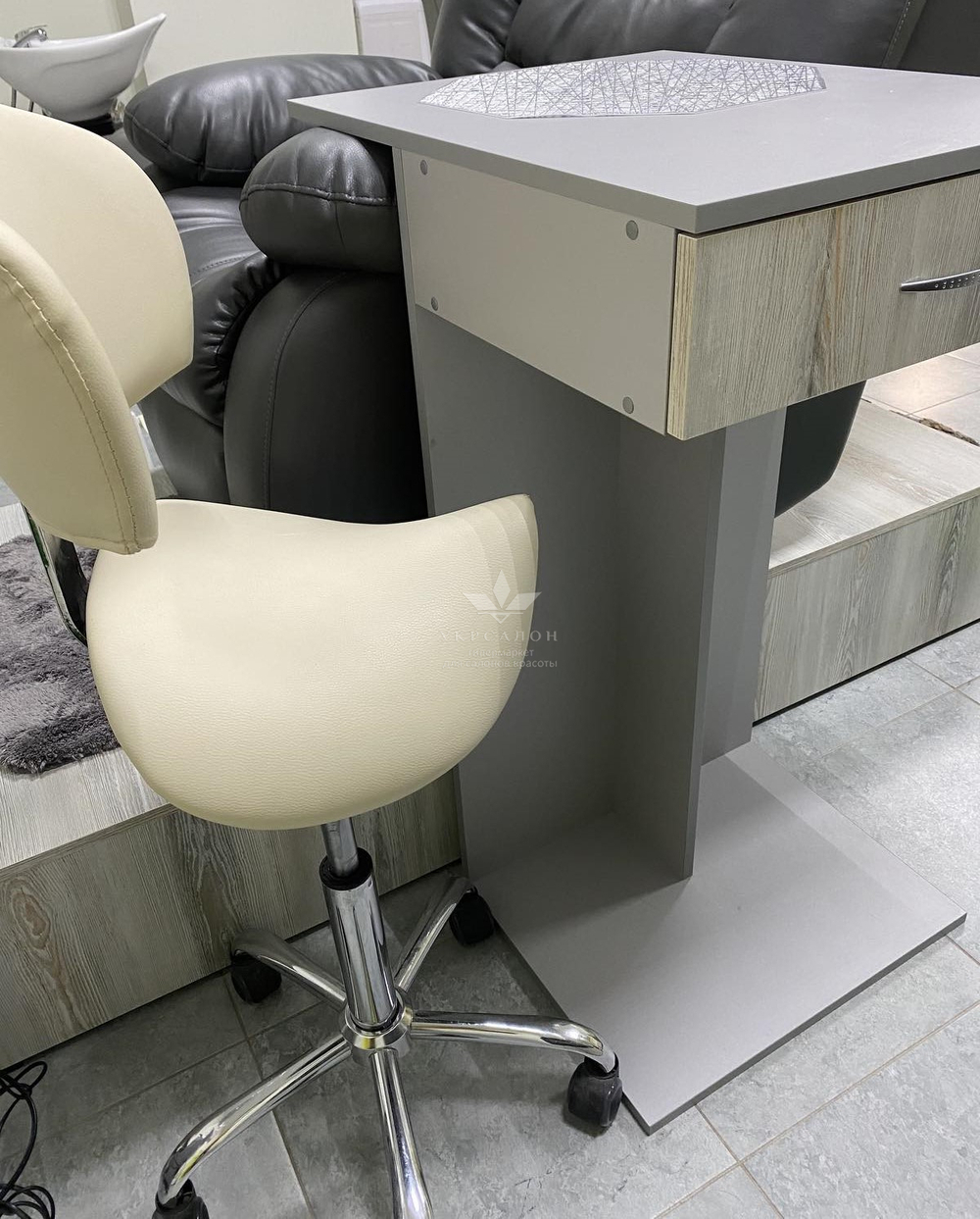 Столик Queen для експрес-манікюру